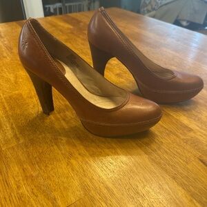 FRYE ANNA BROWN LEATHER PUMPS Great Frye platform leather pump.